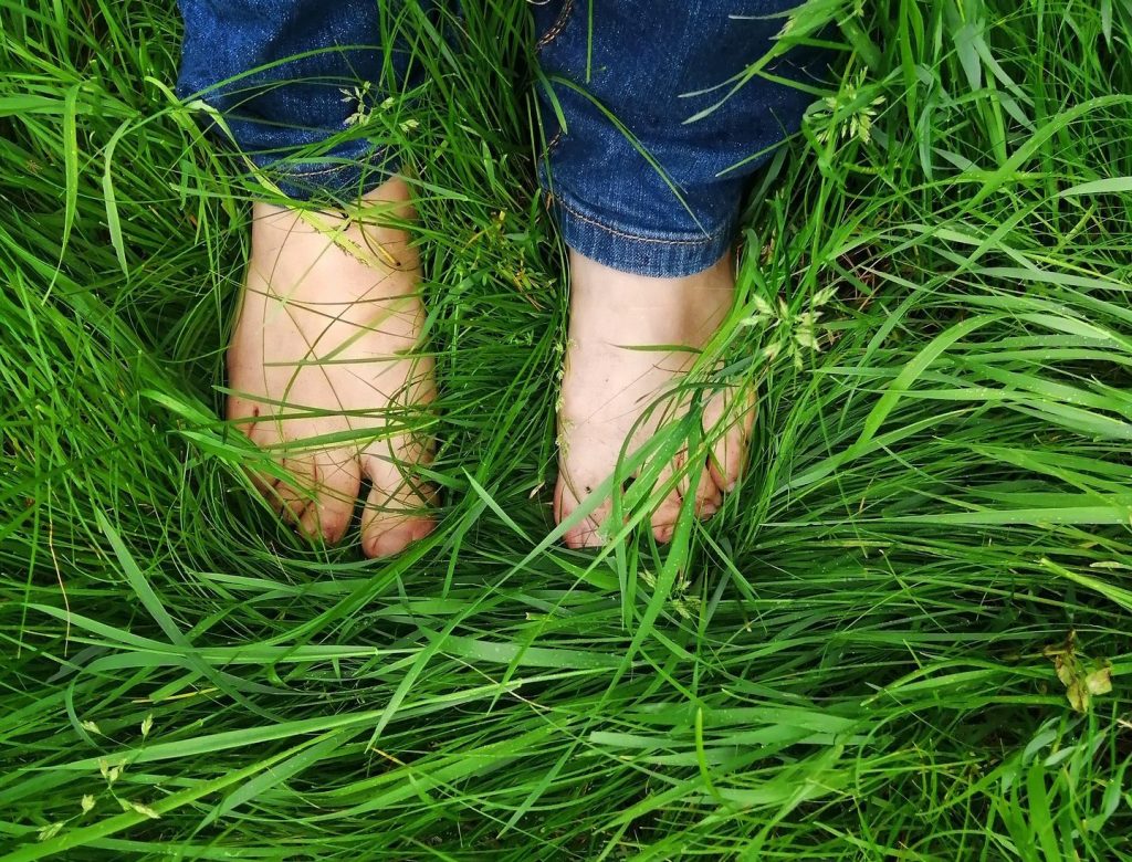 CÓMO EL EARTHING NOS AYUDA A RELAJARNOS